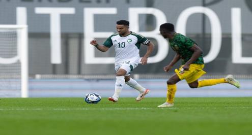 اتهم الحكم بالرشوة.. مدرب مالي يحصل على بطاقة حمراء في مباراة السعودية (فيديو)